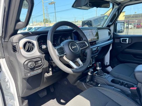 Used 2025 Jeep Wrangler Unlimited Sahara AWD/4WD image 12