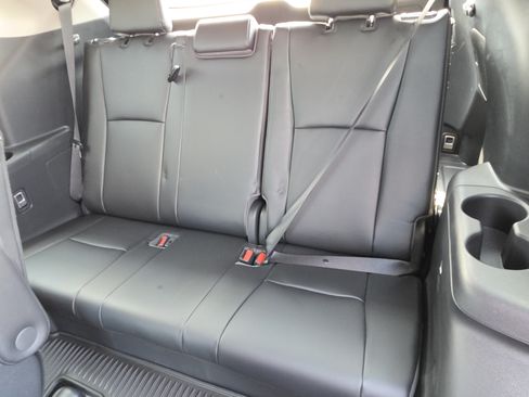 Used 2023 Toyota Highlander XLE FWD image 11