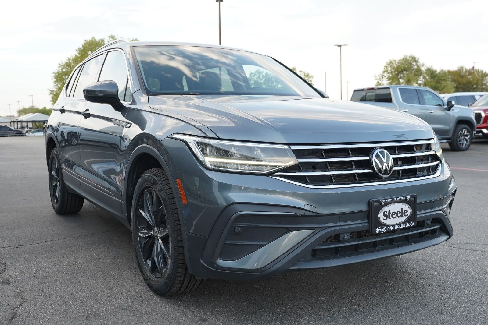 Used 2024 Volkswagen Tiguan SE FWD image 3
