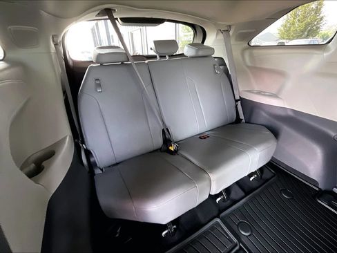 Used 2022 Toyota Sienna XLE w/ XLE Plus Package FWD image 23