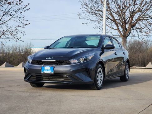 Used 2024 Kia Forte LX FWD image 3