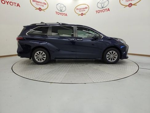 Certified 2022 Toyota Sienna XLE image 3