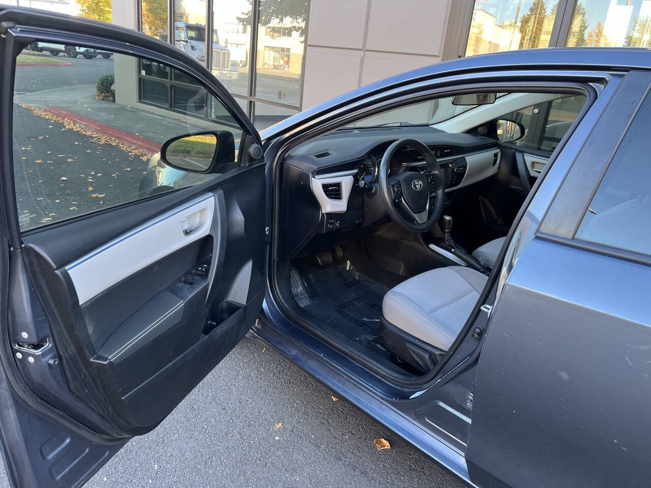 Used 2016 Toyota Corolla LE FWD image 8