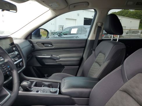 Used 2024 Nissan Pathfinder SV AWD/4WD image 17