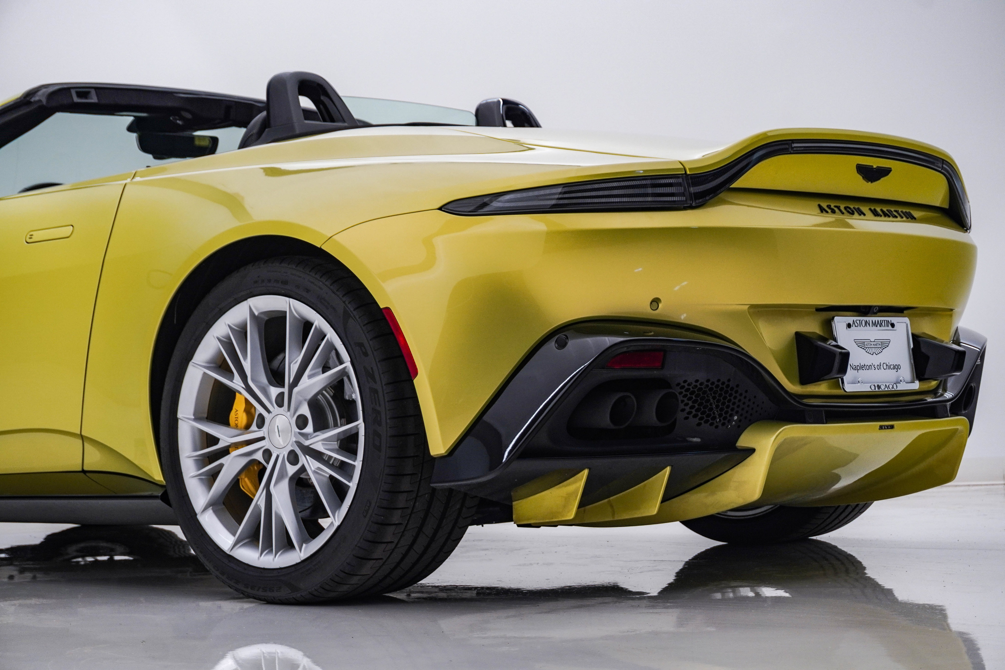 Used 2023 Aston Martin V8 Vantage Roadster RWD image 13