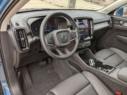 Certified 2025 Volvo XC40 B5 Ultra w/ Climate Package image 8