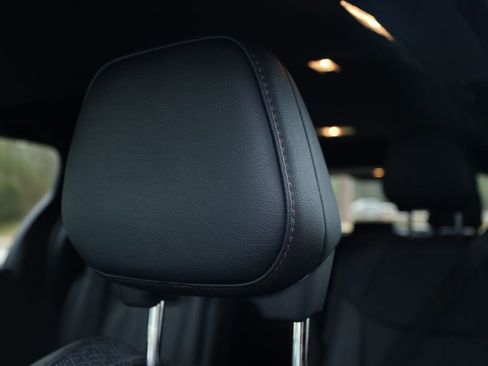 Used 2025 Toyota Sienna Platinum image 32