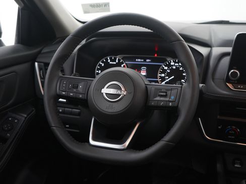 Used 2024 Nissan Rogue SV w/ SV Premium Package image 17