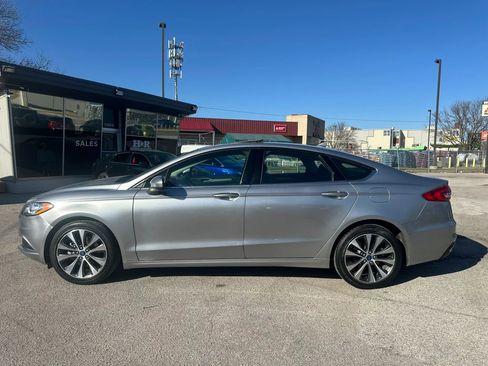 Used 2020 Ford Fusion SE image 2
