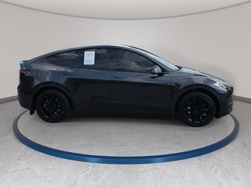 Used 2024 Tesla Model Y 2WD image 4