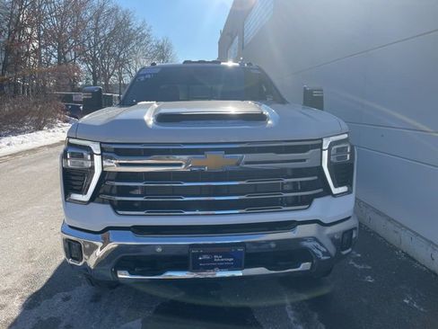Used 2024 Chevrolet Silverado 2500 LTZ w/ LTZ Premium Package image 3