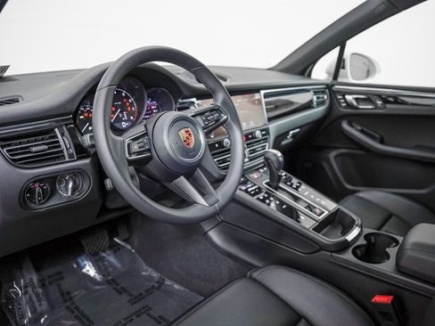 Certified 2026 Porsche Macan AWD/4WD image 4
