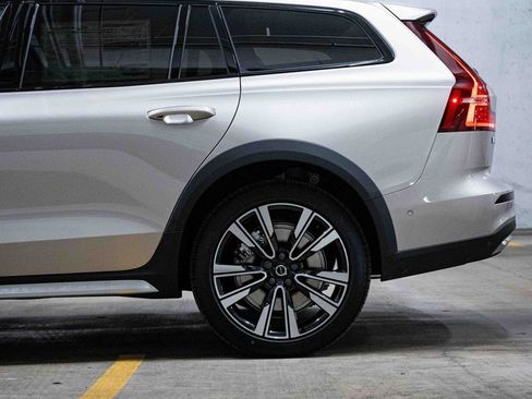 New 2025 Volvo V60 B5 Cross Country Ultra w/ Protection Package Premier image 4