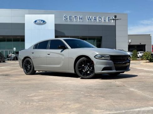 Used 2018 Dodge Charger SXT w/ Blacktop Package RWD image 1