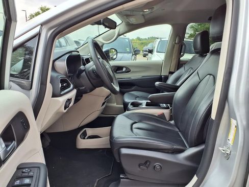 Used 2024 Chrysler Pacifica Touring-L FWD image 19