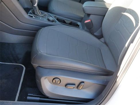 Certified 2025 Volkswagen Taos SE image 14