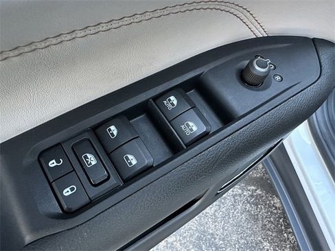 Used 2024 Jeep Compass Limited image 34