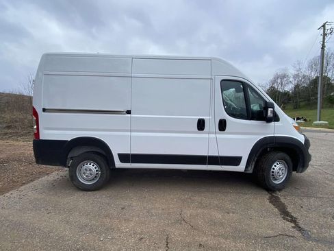New 2025 RAM ProMaster 2500 w/ Convenience Group FWD image 8