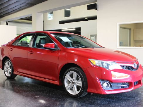 Used 2014 Toyota Camry SE FWD image 31