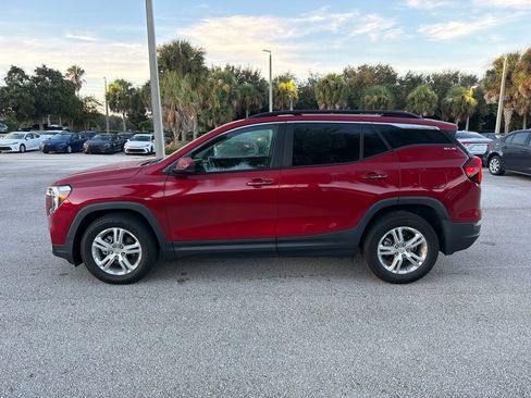 Used 2022 GMC Terrain SLE w/ Driver Convenience Package FWD image 2