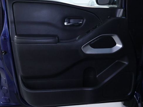 Used 2023 Nissan Frontier SV image 11
