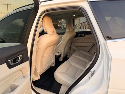 Used 2022 Volvo XC60 B5 Momentum image 22