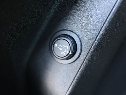 Used 2023 Chevrolet Equinox LT image 37