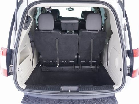 Used 2014 Chrysler Town & Country Touring-L w/ Driver Convenience Group image 6