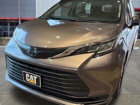 Used 2022 Toyota Sienna LE image 4