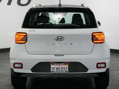 Used 2023 Hyundai Venue Limited FWD image 5