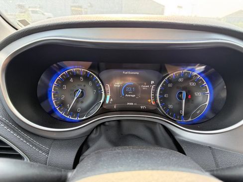 Used 2025 Chrysler Pacifica Limited FWD image 18