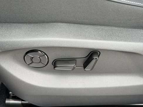 New 2026 Volkswagen Tiguan SE R-Line FWD image 16