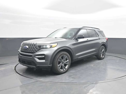 Used 2024 Ford Explorer XLT w/ Equipment Group 202A AWD/4WD image 4