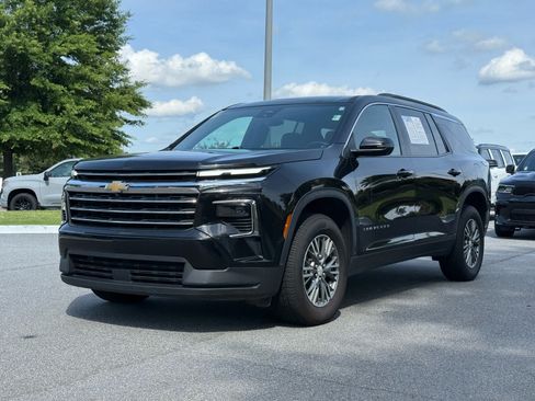 Used 2024 Chevrolet Traverse LT FWD image 1