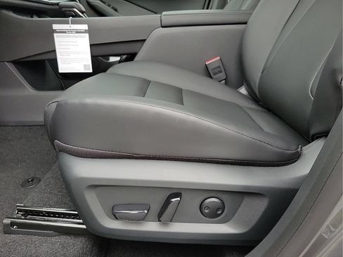 Used 2025 Nissan Rogue SV w/ SV Premium Package FWD image 12