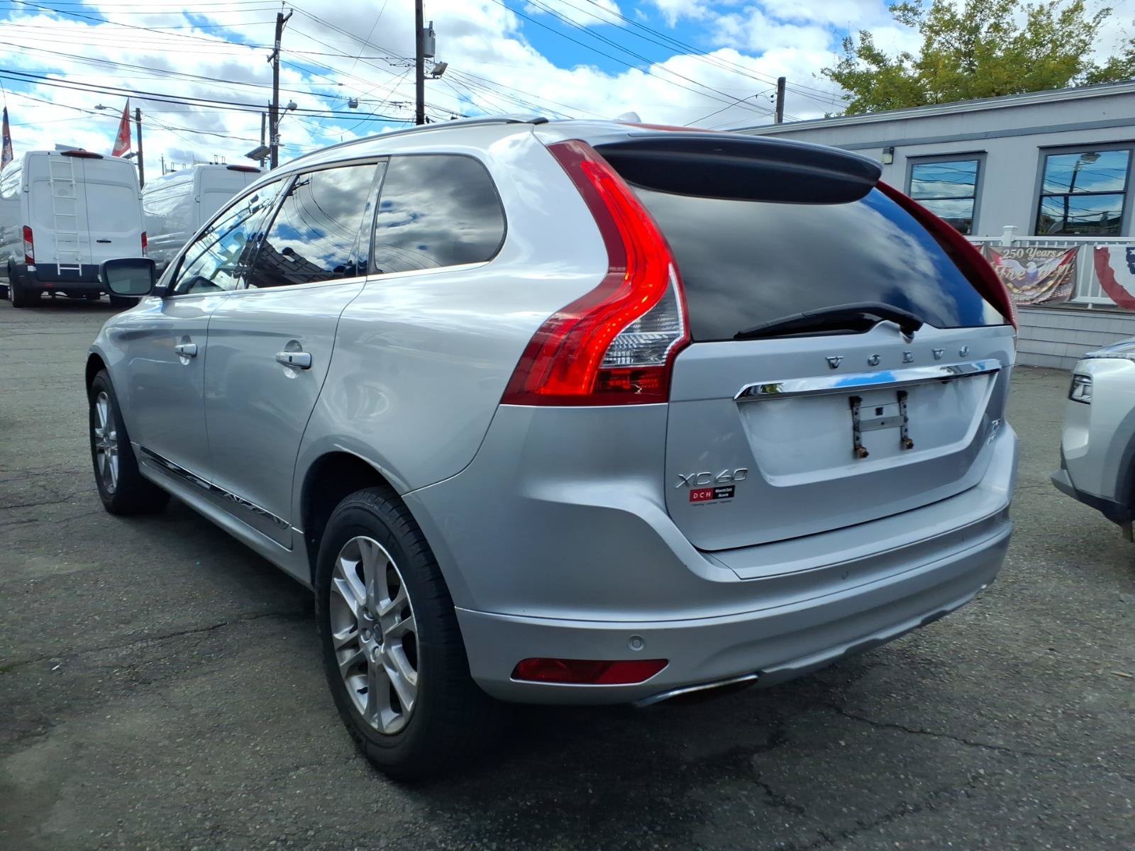 Used 2016 Volvo XC60 T5 Premier w/ Proximity Package AWD/4WD image 4