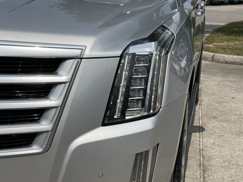 Used 2016 Cadillac Escalade Luxury RWD image 11