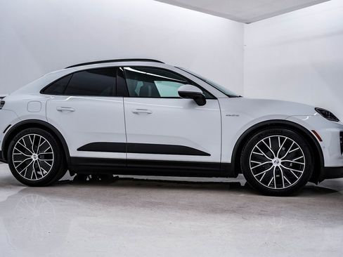 Certified 2025 Porsche Macan Electric image 9