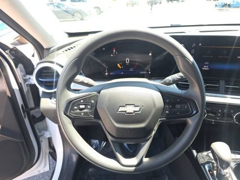 Used 2024 Chevrolet Trax LT FWD image 17
