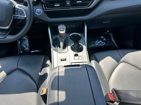 Used 2022 Toyota Highlander XLE image 11