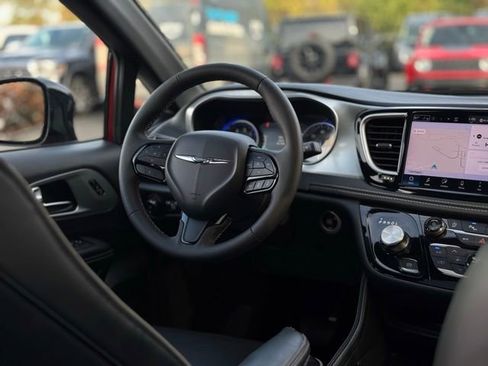 Certified 2025 Chrysler Pacifica Limited image 30