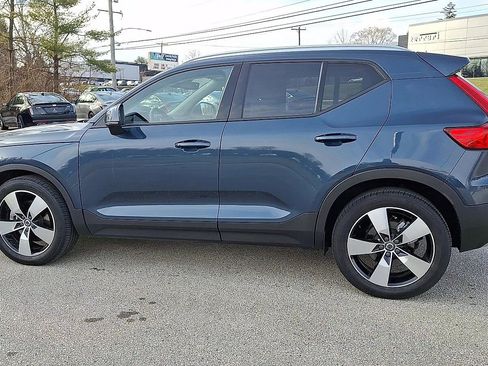 Used 2021 Volvo XC40 T5 Momentum w/ Premium Package image 6