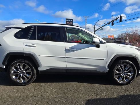 Used 2019 Toyota RAV4 XLE Premium image 2