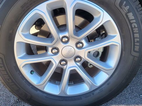 Used 2022 Jeep Grand Cherokee Laredo E image 13