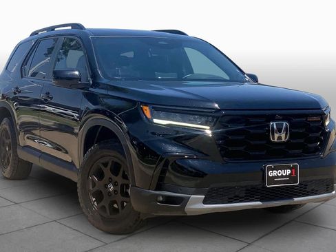 Used 2025 Honda Pilot TrailSport image 3