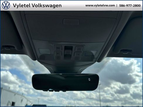 Certified 2025 Volkswagen Jetta SEL image 32