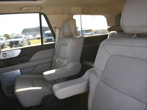 Used 2022 Lincoln Navigator Reserve AWD/4WD image 14