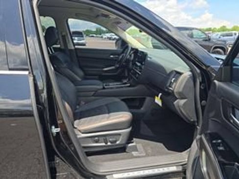 Used 2025 Nissan Pathfinder Platinum AWD/4WD image 12