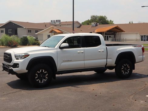 Used 2017 Toyota Tacoma TRD Off-Road w/ Premium & Technology Package AWD/4WD image 10