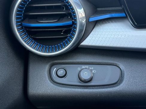 Used 2025 Chevrolet Trax LT w/ Driver Confidence Package image 17